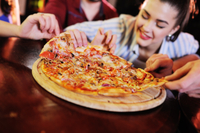 Відповідь вас здивує: Чи можна їсти бортики від піци? 