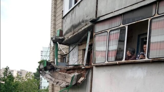 У Рівному на Ювілейному впав балкон: терміново прибули рятувальники (ВІДЕО)